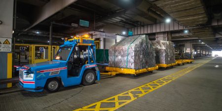 港國際機場首次啟動連接貨運站及停機坪無人駕駛拖車試行計劃