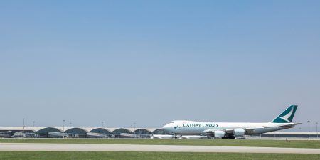 國泰貨運採用 IATA ONE Record 標準在大灣區接收貨物， 然後經水路直接把貨物送往香港國際機場卸貨出口