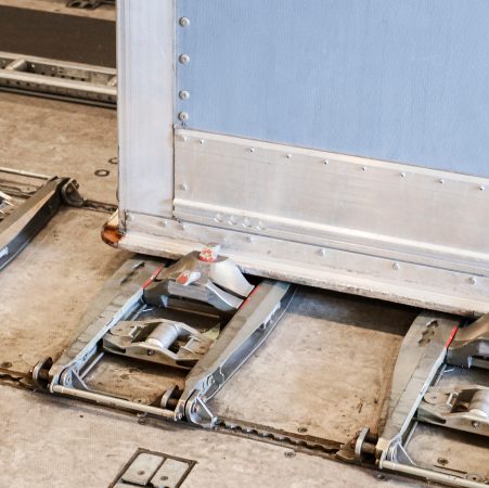  国泰优先运送-通过「订舱易」及其他网上订舱平台预订货物舱位时，可即时确认舱位和「优先运送」级别。