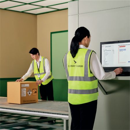 我們的團隊持有IATA危險品處理牌照，嚴格遵照法規處理危險品。      我們亦提供經當地政府核准的危險品特別儲存區，可分開存放不同類別的危險品。 