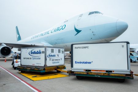 Baggage tractor with two cooltainers