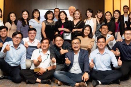 Group photo of Ho Chi Minh City dinner guests