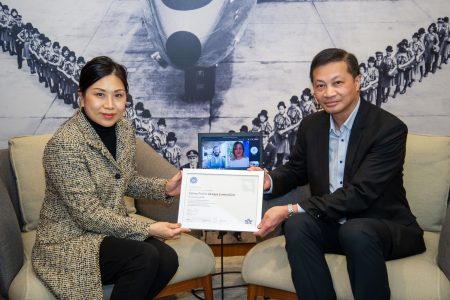 Yvonne Ho and Kevin Fung holding IATA certificate