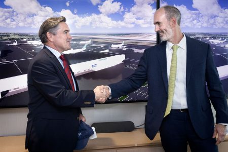 貨運董事歐永棠與NorthLink Aviation行政總裁Sean Dolan在安克雷奇機場新設施的電腦繪圖前,為簽署協議握手互賀