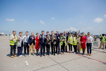 國泰貨運團隊部分成員慶祝大熊貓貴賓順利抵港