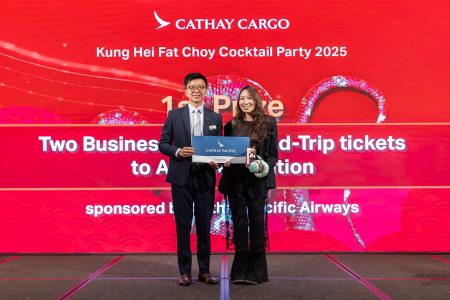 成田通運(香港)有限公司空運營運督導岑衍穎,獲國泰航空集團行政總裁林紹波頒發幸運大抽獎的大獎