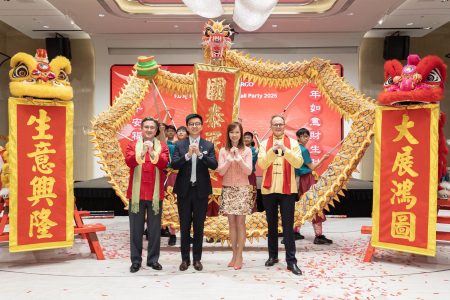 左起:貨運董事歐永棠、國泰航空集團行政總裁林紹波、國泰顧客及商務總裁劉凱詩及貨運商務總經理謝文斯向來賓恭喜發財