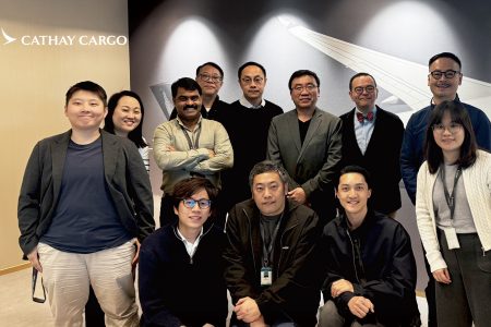 重量級班底:HeavyPro團隊與貨運服務總經理王守廉(後排右二)及貨物營運中心經理麥浩宏(後排左二)