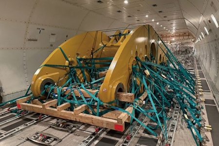 我們用上54條束帶將裝載機吊臂固定在貨機主艙內