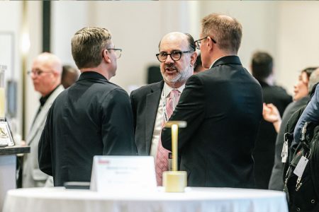 航空貨運代理協會執行董事Brandon Fried（中）、國泰貨運商務總經理謝文斯（右）及國泰貨運美洲業務發展經理Kenneth Murray在會上交流