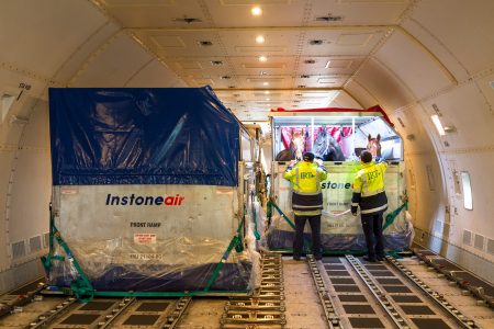 把機上溫度調低,主要因為馬匹的體溫會令馬廐變暖