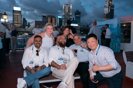 嘉賓們與TIACA的銷售及業務發展主管Kenneth Gibson（中）登上國泰貨運主辦的維港遊輪